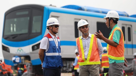 Toa tàu metro số 1 đầu tiên đã đặt lên đường ray ảnh 3