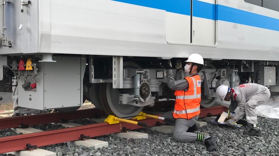 Toa tàu metro số 1 đầu tiên đã đặt lên đường ray ảnh 7
