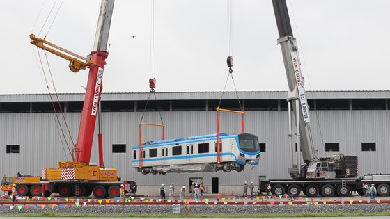 Toa tàu metro số 1 đầu tiên đã đặt lên đường ray ảnh 4