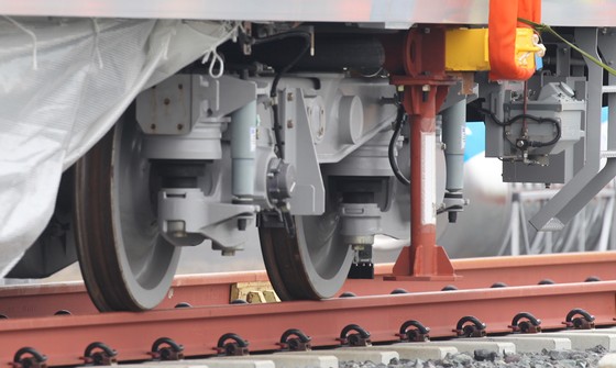 Toa tàu metro số 1 đầu tiên đã đặt lên đường ray ảnh 11