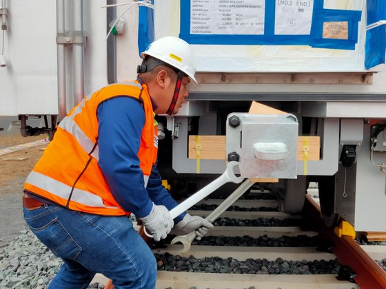 Toa tàu metro số 1 đầu tiên đã đặt lên đường ray ảnh 13