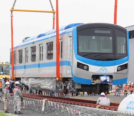 Toa tàu metro số 1 đầu tiên đã đặt lên đường ray ảnh 5