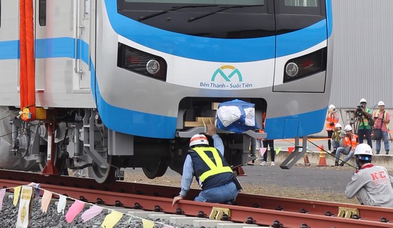 Toa tàu metro số 1 đầu tiên đã đặt lên đường ray ảnh 8