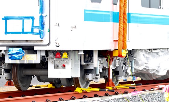 Toa tàu metro số 1 đầu tiên đã đặt lên đường ray ảnh 9
