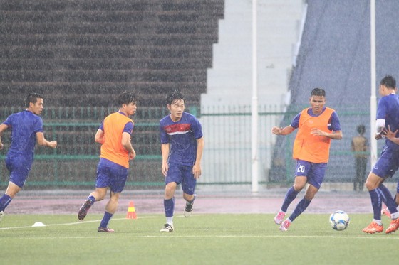 Cổ động viên “đội mưa” 4 tiếng để đợi đội tuyển Việt Nam ảnh 1