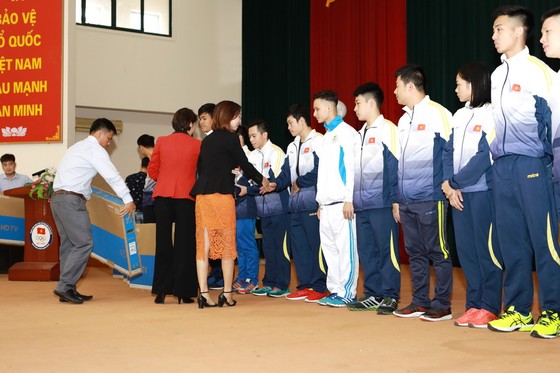 Trao thưởng ti vi cho các VĐV đoạt Huy chương vàng SEA Games 29 ảnh 1