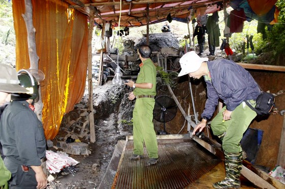 Hơn 100 chiến sĩ công an đột kích, nổ mìn đánh sập hầm thiếc trái phép tại Lâm Đồng ảnh 1