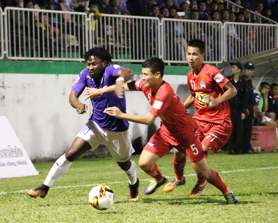 Tường thuật vòng 23 V-League: Công Phượng tỏa sáng ghi bàn thắng thứ 3 cho HA.GL ảnh 2
