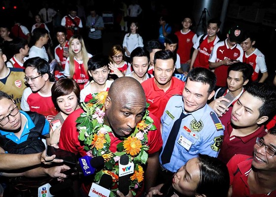 Sol Campbell bất ngờ trước fan hâm mộ TPHCM ảnh 1