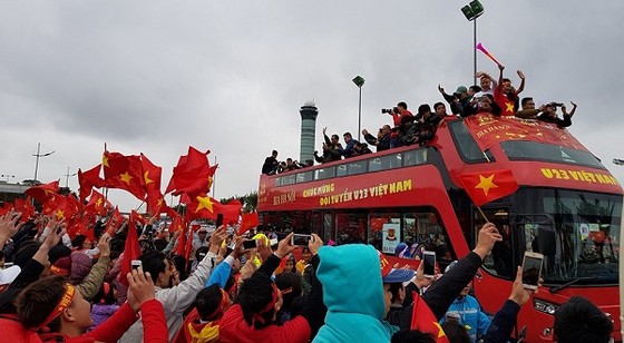 "Rừng người" hâm mộ chào đón đội tuyển U23 Việt Nam về nước ảnh 2