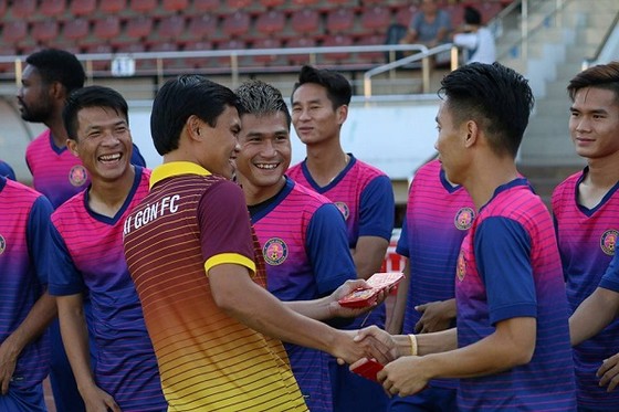 Các CLB V-League ra sân tập và nhận lộc đầu Xuân ảnh 1