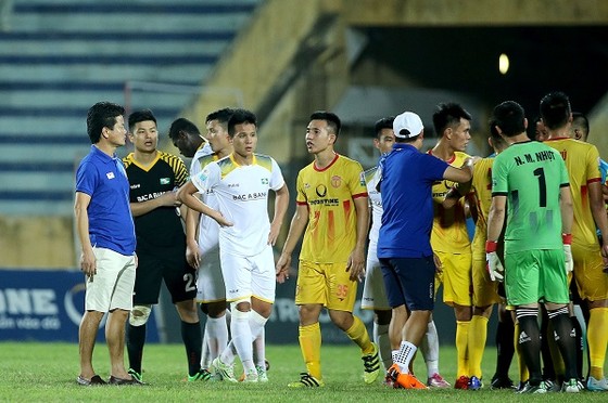 Khán giả “vượt rào” xuống sân phản ứng trọng tài trên sân Thiên Trường ảnh 2