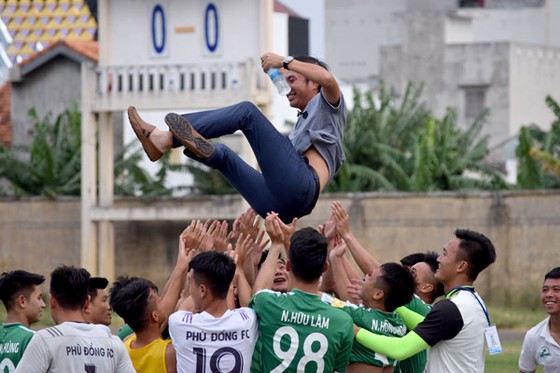 Cầu thủ Bà Rịa Vũng Tàu đuổi đánh trọng tài ảnh 1