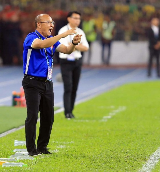 HLV Park Hang-seo hẹn đánh bại Malaysia ngay tại Mỹ Đình nâng cúp vàng AFF Cup 2018 ảnh 1