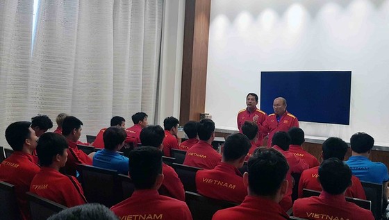 Đội tuyển Việt Nam làm quen với công nghệ VAR ảnh 1