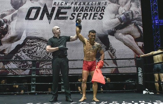 Võ sĩ Trần Quang Lộc giành chiến thắng đầu tiên tại One Warrior Series ảnh 1
