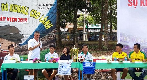 Tác giả “Dinh dưỡng dành cho ngôi sao bóng đá” giao lưu với trung tâm bóng đá Kidball ảnh 2