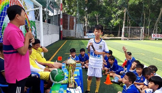 Tác giả “Dinh dưỡng dành cho ngôi sao bóng đá” giao lưu với trung tâm bóng đá Kidball ảnh 1