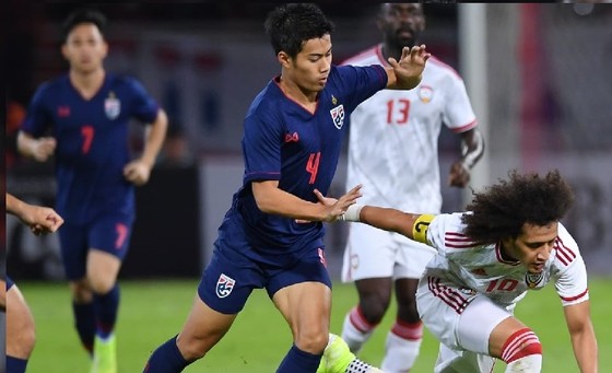 Đánh bại UAE 2-1, Thái Lan vươn lên dẫn đầu bảng G ảnh 1