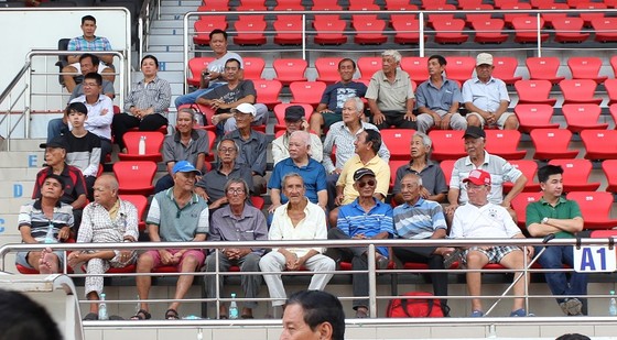 Tết Canh Tý ấm áp với các cựu cầu thủ TPHCM có hoàn cảnh khó khăn ảnh 1