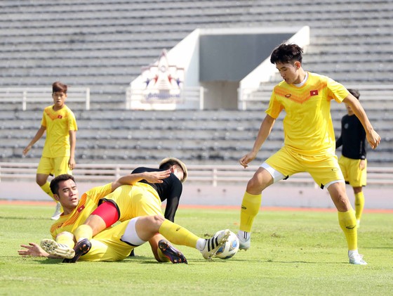 Đội U23 Việt Nam đến Bangkok ảnh 1