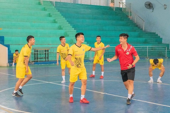 Các ông thầy futsal ‘nhức cả đầu’ vì Covid-19 ảnh 2