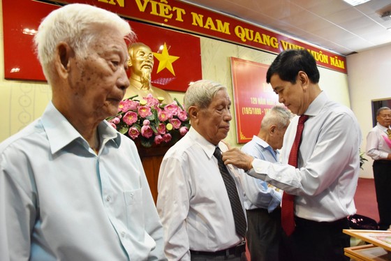 Quận Tân Bình: 259 đảng viên nhận huy hiệu Đảng đợt 19-5 ảnh 3