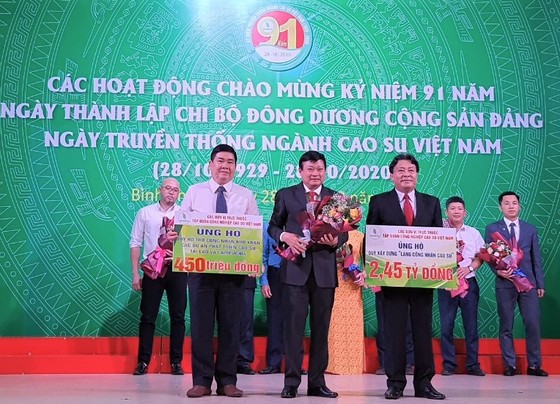 Hơn 12 tỷ đồng ủng hộ công nhân cao su và người dân miền Trung ảnh 2