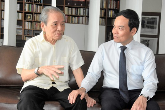 Lãnh đạo TPHCM thăm các nhà giáo lão thành ảnh 2