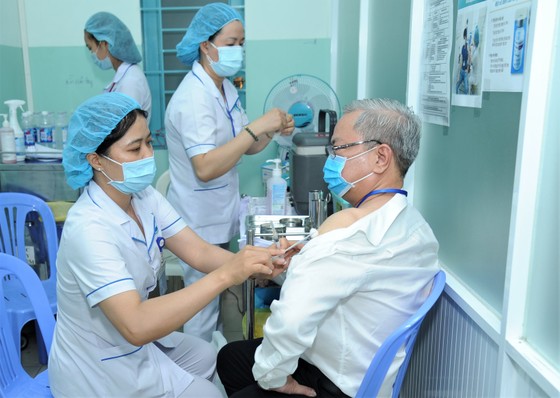 Nhân viên y tế bệnh viện ngoại thành được tiêm chủng vaccine ngừa Covid-19 ảnh 2
