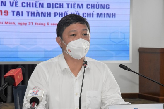 Phó Chủ tịch UBND TPHCM Dương Anh Đức: 'Không có sự phân biệt, chọn lọc người được tiêm vaccine Covid-19' ảnh 1