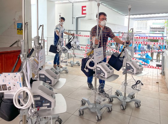 Bệnh viện quận Tân Phú được trao tặng hàng chục máy thở oxy lưu lượng cao ảnh 3