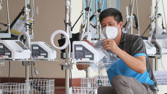 Bệnh viện quận Tân Phú được trao tặng hàng chục máy thở oxy lưu lượng cao ảnh 4