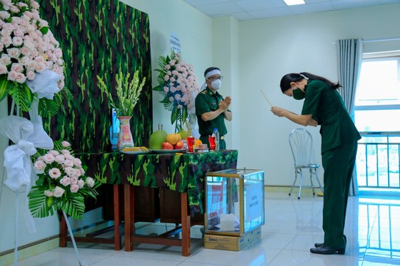 Cha mất, cán bộ biên phòng lập bàn thờ bái vọng ảnh 2