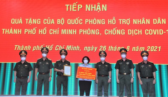 Bộ Quốc phòng tặng TPHCM 4.000 tấn gạo và 100.000 phần quà  ảnh 1