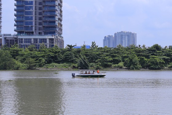 Tàu Hải quân Ấn Độ vận chuyển hàng trăm tấn vật tư y tế trao tặng Việt Nam cập cảng TPHCM ảnh 5