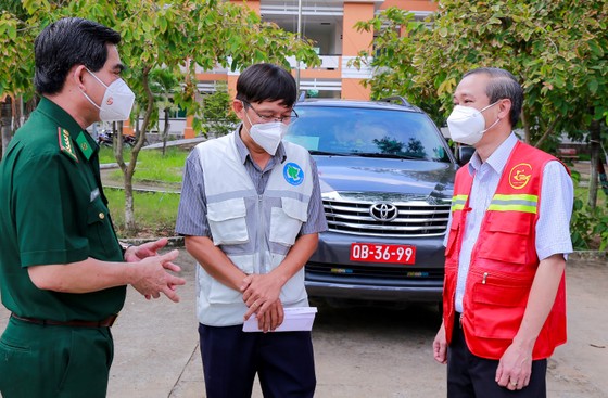 Trao kinh phí động viên lực lượng phòng chống dịch tại Cần Giờ ảnh 2