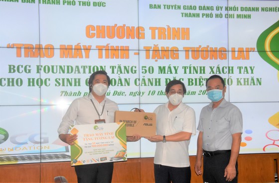 50 học sinh nghèo, học giỏi tại TP Thủ Đức được tặng máy tính xách tay ảnh 2