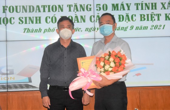 50 học sinh nghèo, học giỏi tại TP Thủ Đức được tặng máy tính xách tay ảnh 1