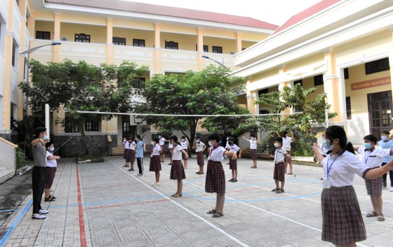 2 trường đầu tiên của TPHCM mở cửa trở lại: Học sinh nô nức tựu trường ảnh 2