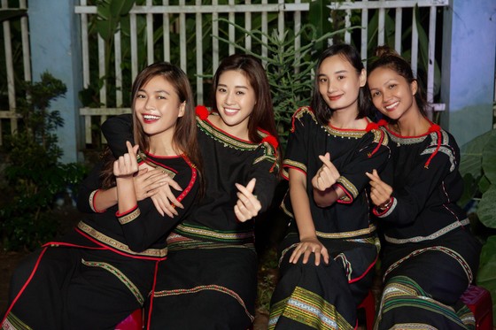 H’Hen Niê, Khánh Vân, Mâu Thuỷ, Lệ Hằng, Lê Thuý tổ chức vui tết trung thu cho trẻ em buôn làng ảnh 16