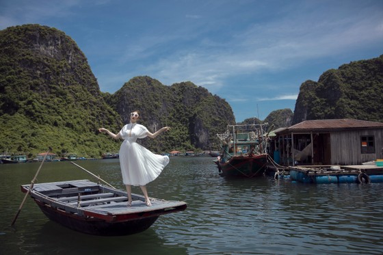 Á hậu Tú Anh tạo dáng giữa biển trời Hạ Long trong thiết kế mùa hè của Lê Thanh Hoà ảnh 12