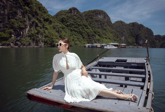 Á hậu Tú Anh tạo dáng giữa biển trời Hạ Long trong thiết kế mùa hè của Lê Thanh Hoà ảnh 13