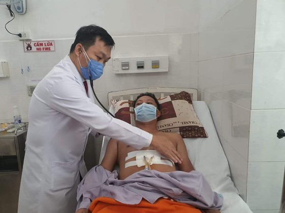 Bỏ qua các thủ tục, bác sĩ khẩn cấp cứu sống bệnh nhân bị đâm thủng tim ảnh 1