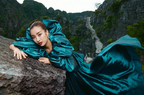 Lê Thanh Hòa giới thiệu bộ sưu tập thời trang mới kết hợp cùng Hoa hậu Đỗ Mỹ Linh ảnh 11
