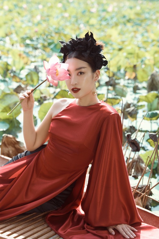 Lê Thanh Hòa giới thiệu bộ sưu tập thời trang mới kết hợp cùng Hoa hậu Đỗ Mỹ Linh ảnh 6