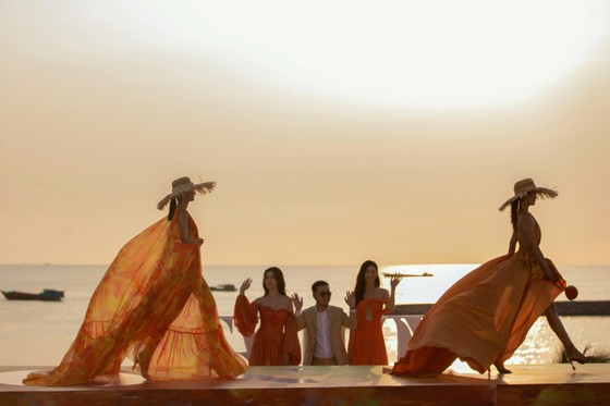 NTK Lê Thanh Hòa ra mắt BST thời trang mới 'Like The Sunshine' ảnh 1