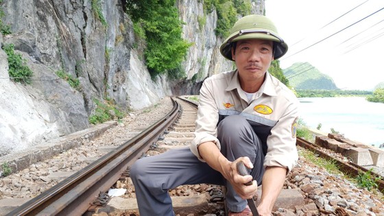 Hiu hắt đường sắt - Bài 3: Dâu bể bên thanh ray ảnh 1