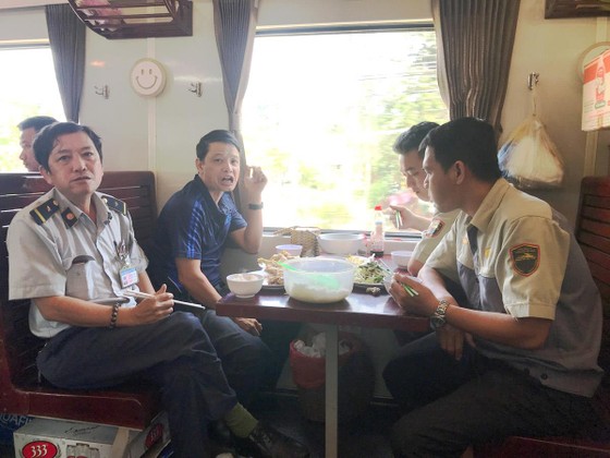Hiu hắt đường sắt - Bài 3: Dâu bể bên thanh ray ảnh 4