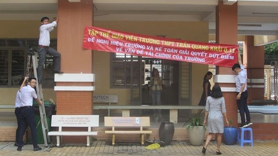 Giáo viên treo băng rôn yêu cầu làm rõ vấn đề tài chính tại Trường THPT Trần Quang Khải ảnh 1